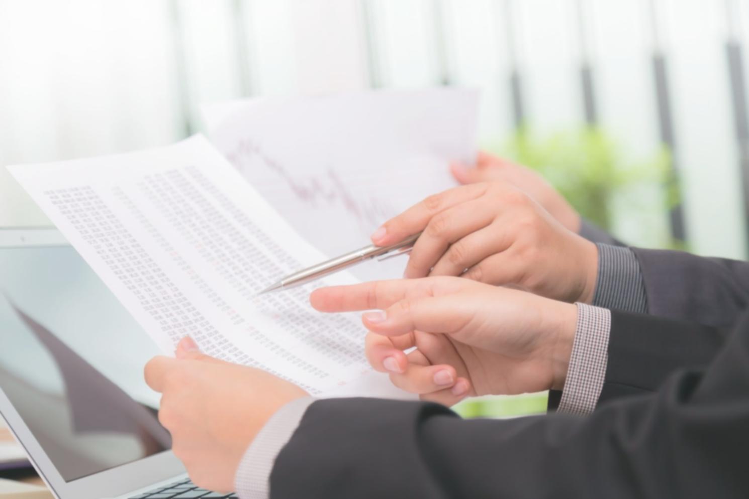 Profesional analizando informes financieros