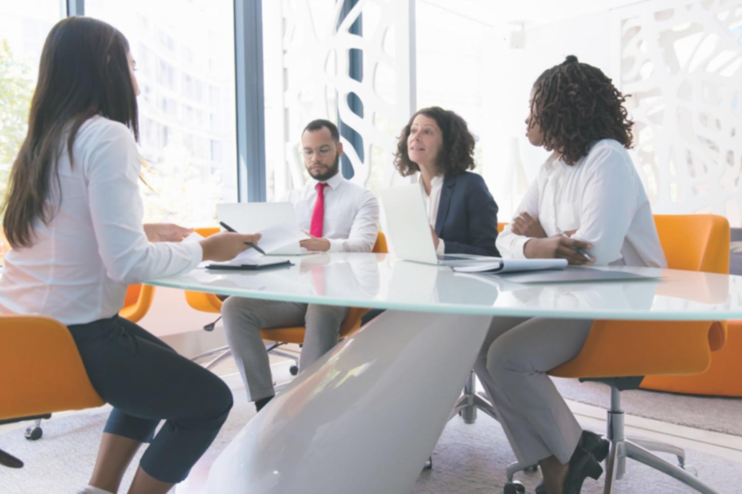 Profesionales trabajando en análisis financiero con datos reales