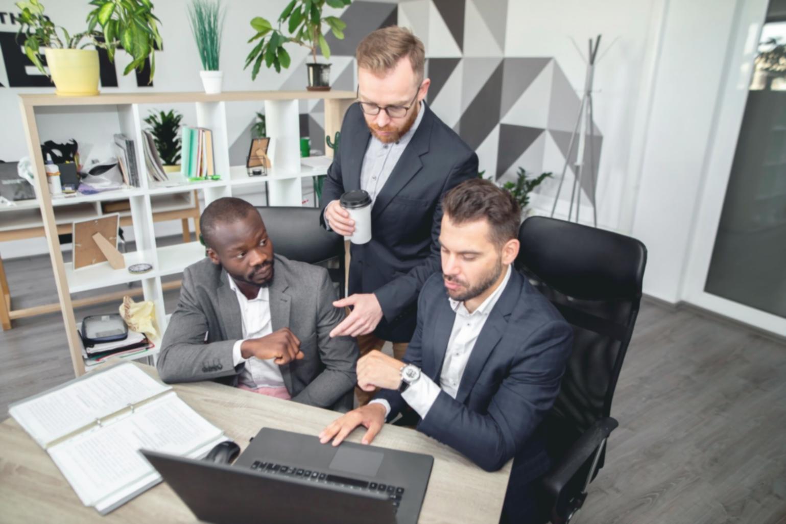 Sesión de trabajo con análisis financiero